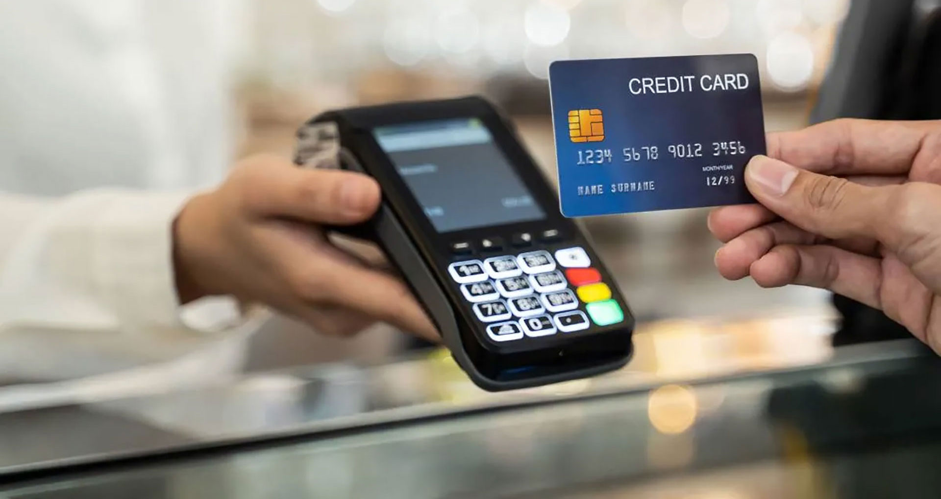 Dispositivo POS collegato a registratore di cassa in un negozio